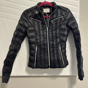 Black puffer jacket. Brand Laundry. Size: XS